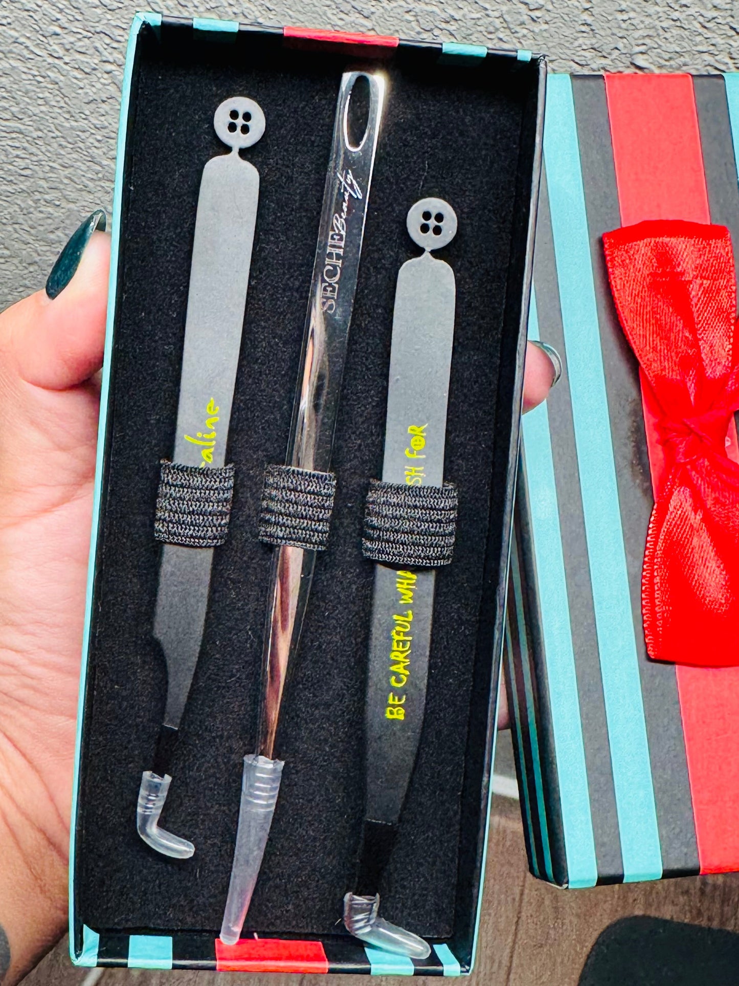 Coraline tweezers